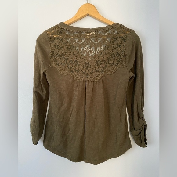 Meadow Rue Anthropologie Boho Womens Size Small Top, Lace Back, Roll Tab Sleeves - Picture 2 of 8